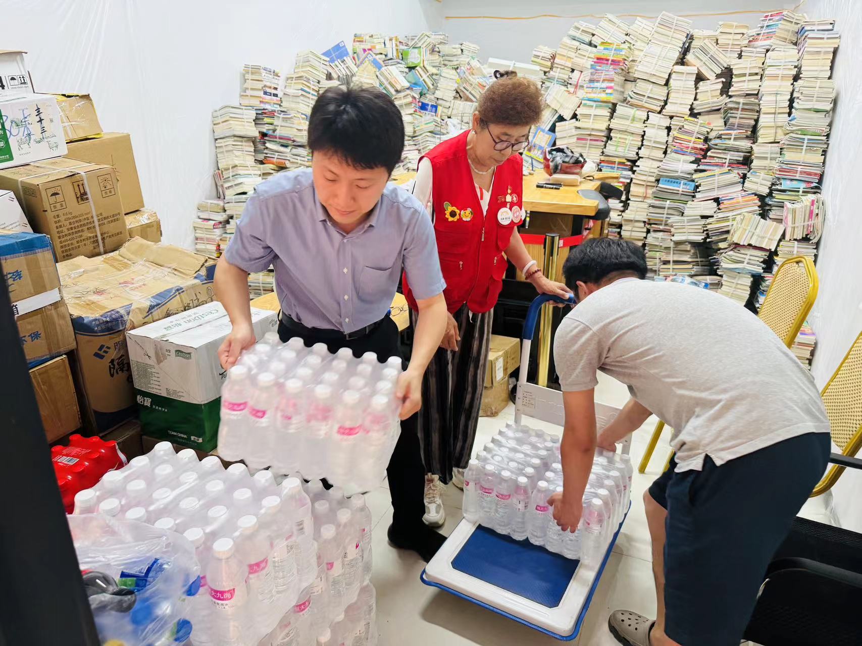 爱心图书分拣打包 (10).jpg